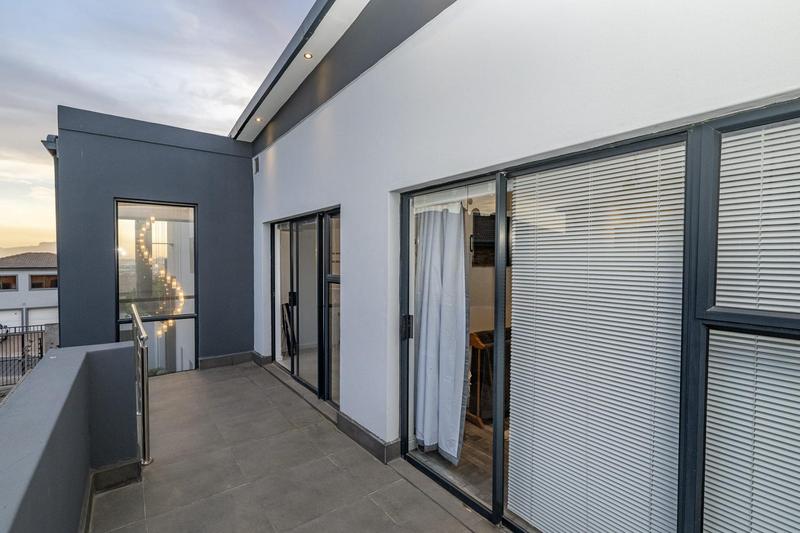 4 Bedroom Property for Sale in Kaapsig Western Cape